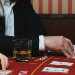 Игровой стол блэкджека в казино с картами